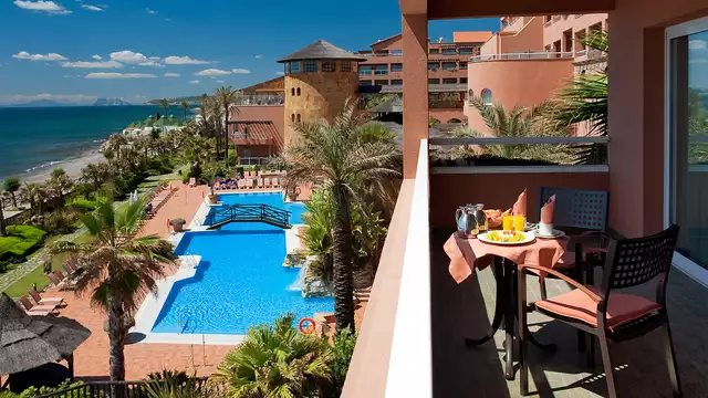 Escapada en media pension frente a la playa de Estepona