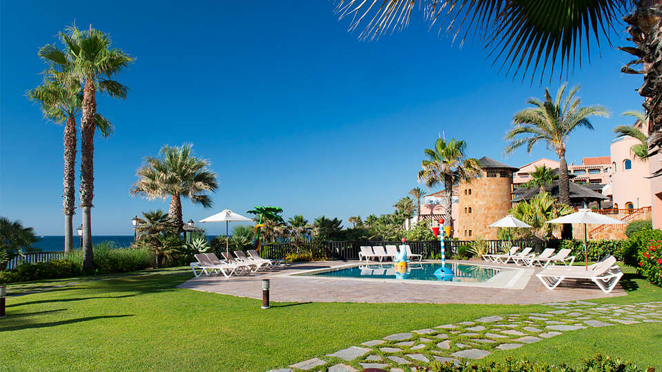 Escapada en media pension frente a la playa de Estepona