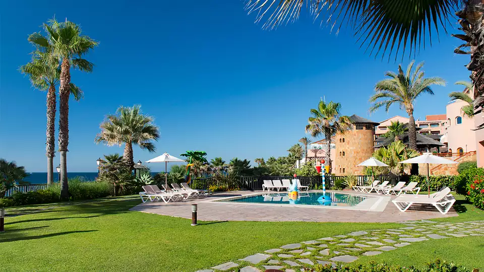 Escapada en media pension frente a la playa de Estepona