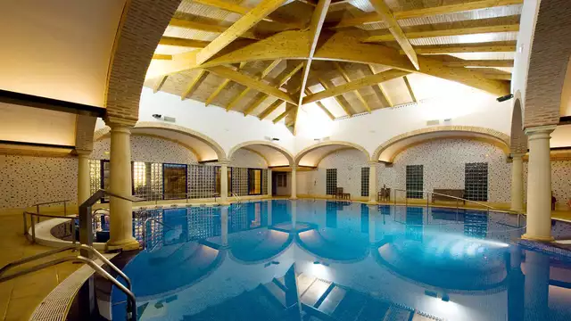 Circuit thermal et demi-pension inclus dans ce magnifique établissement thermal.