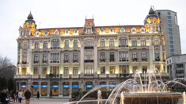 Descubre Oviedo en un céntrico hotel con desayuno y botella de cava