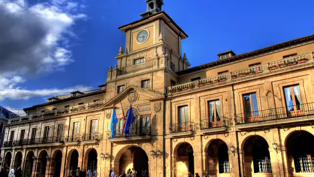 Descubre Oviedo en un céntrico hotel con desayuno y botella de cava