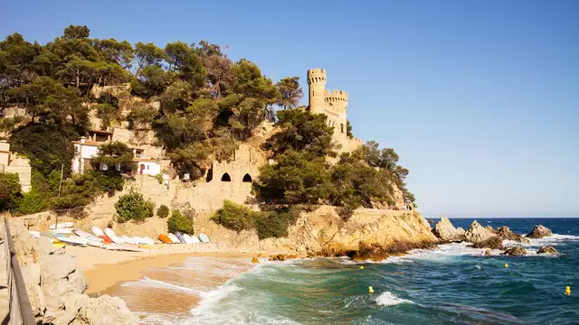¡Descubre la costa de Lloret de Mar en media pensión al mejor precio!