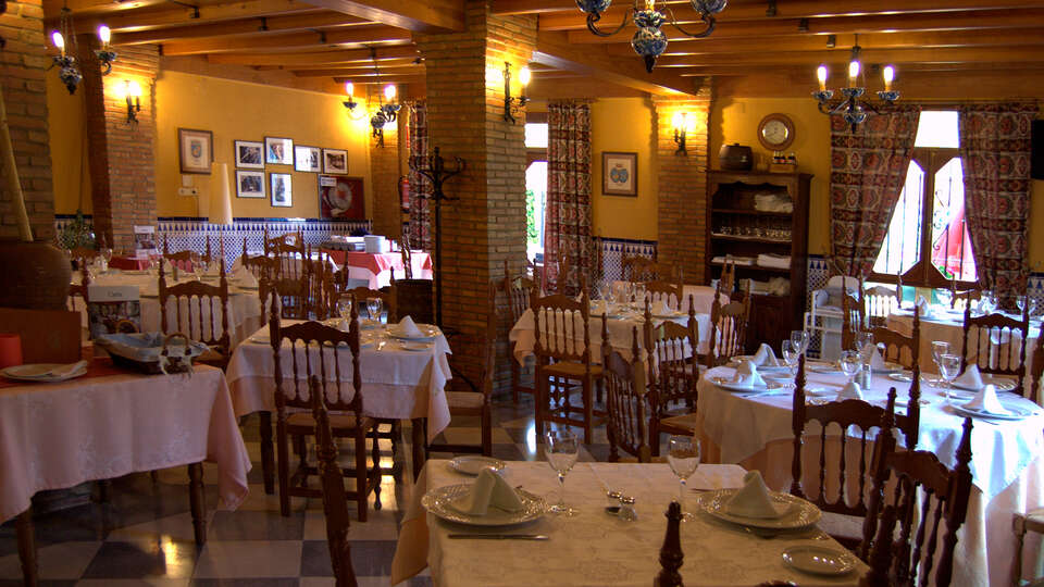 Escapada con Cena cava y bombones a los pies de Sierra Nevada desde noches