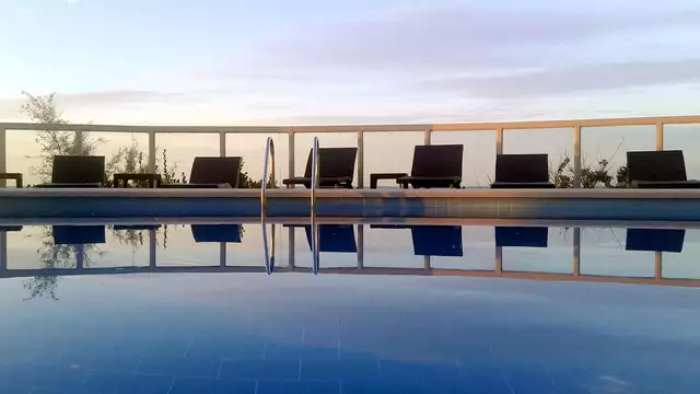 Vacanza Perfetta sul Mare delle Marche: Hotel, Spiaggia e Pranzo Gourmet