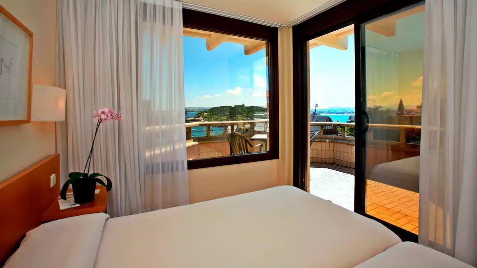 Enamorate frente la playa del Sardinero en habitacion con terraza y botella de cava