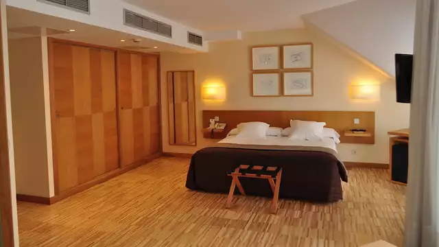 Especial parejas: Suite deluxe con cava frente a la Playa del Sardinero y garage incluido