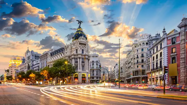 Escapada romántica con bombones y cava en un exclusivo hotel en la Puerta de Alcalá