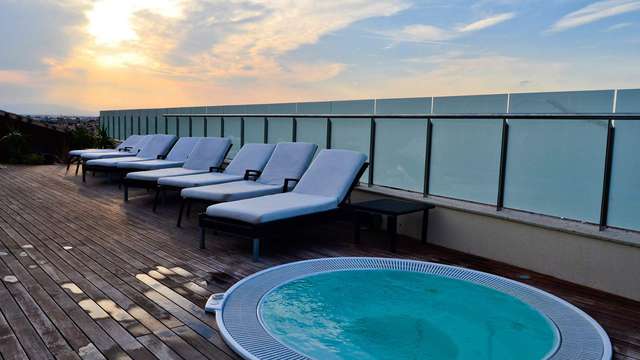 Escapada romántica en Junior Suite con sesión de jacuzzi en el Mar Menor