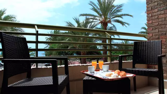 Disfruta en la Costa Blanca con desayuno y decoracion romantica