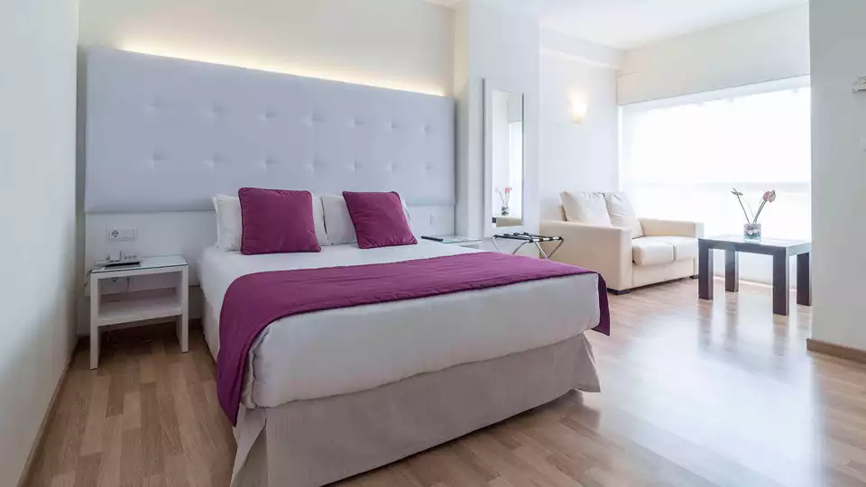 Disfruta en la Costa Blanca con desayuno y decoracion romantica