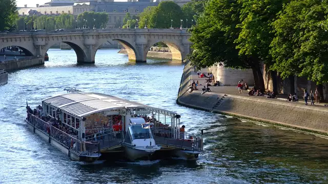 Fin de semana de turismo a las puertas de París con un crucero por el Sena (hasta 4 personas)