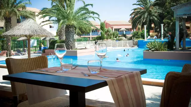 Evasion detente avec massage et bouteille de vin locale en bord de Mer