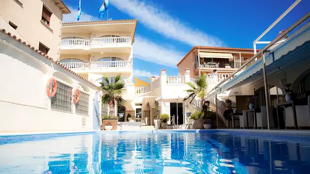 Descubre la Costa Brava en hotel muy cerca de la playa con desayuno incluido