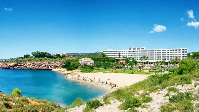 Escapada en pareja con media pensión y acceso directo a cala en l' Ametlla