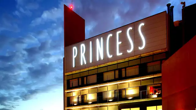 Ontdek het mooiste Barcelona op een kamer met zeezicht in een hotel met zwembad op het dak