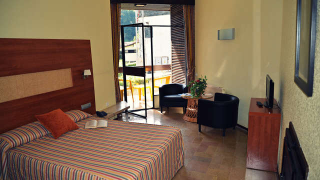 Escapada Romántica en el Valle de Baztán con cena, cava y bombones