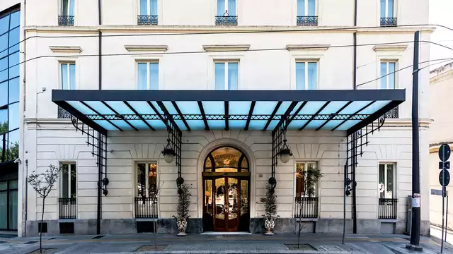 Hôtel 4* au cœur de Lecce avec piscine extérieure et bouteille de vin dans la chambre