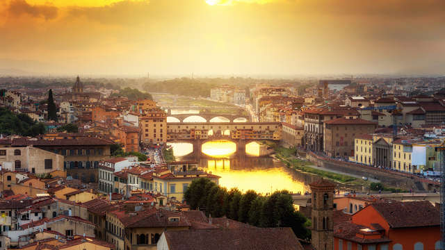 ¡Romanticismo cerca de Florencia con desayuno en la habitación y salida tardía!