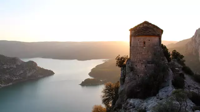 Séjour avec bouteille de vin près de Huesca