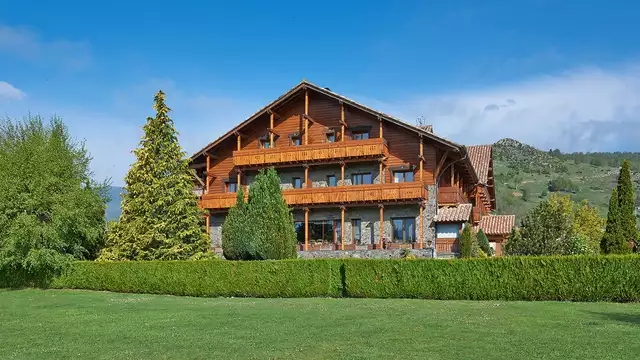 Ontdek de charme van de Pyreneeën met een culinair diner, cava, bonbons en romantische decoratie