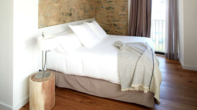 Para parejas: Diseño rural en habitación deluxe, con botella de vino en el Alt Empordà