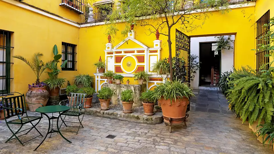Escapada Romantica en Sevilla en una espectacular Junior suite con banera de hidromasaje