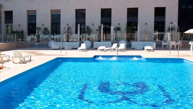 Escapada romántica en Sevilla con desayuno y botella de vino