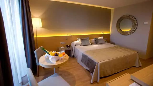 Escapada romántica en Sevilla con desayuno y botella de vino