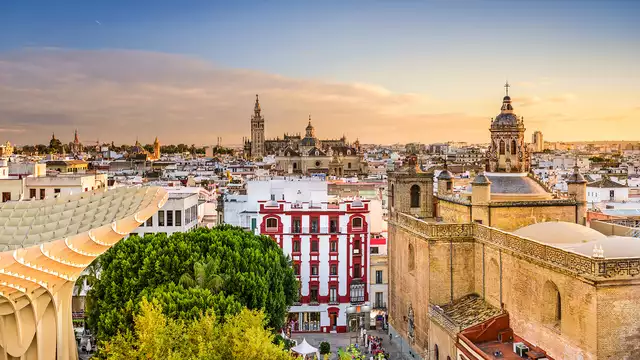 Escapada romántica en Sevilla con desayuno y botella de vino