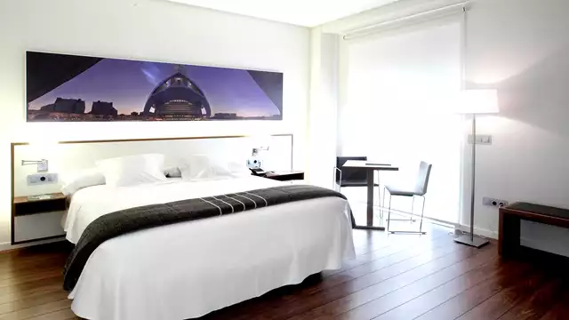 Rilassati a Valencia in un moderno hotel con piscina e goditi la colazione inclusa