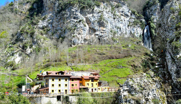 Escapada Romántica con Jacuzzi, Love Box, Bombones y Sidra en plena naturaleza asturiana