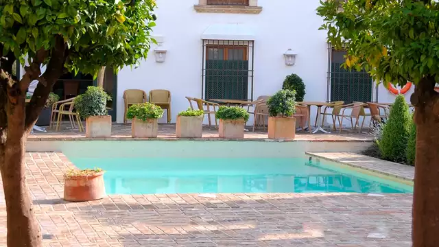 Escapada romántica en Baeza en Jr. Suite con bañera de hidromasaje, copa y tapa de cortesía