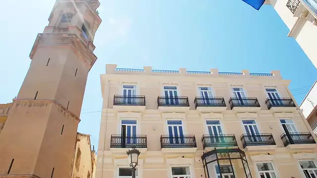 Escapate al corazon de Valencia en habitacion Deluxe con vistas y desayuno incluido