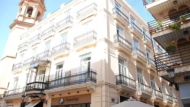 Escapate al corazon de Valencia en habitacion Deluxe con vistas y desayuno incluido