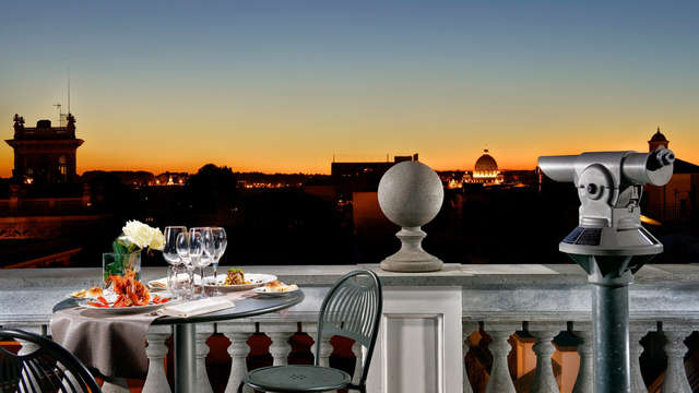 Copa de vino en la terraza con vistas increíbles de la Ciudad Eterna