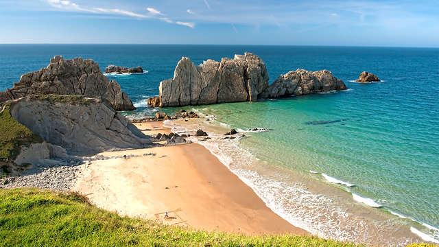 Escapada Romántica con Cena y Visita al Museo de Altamira en Suances