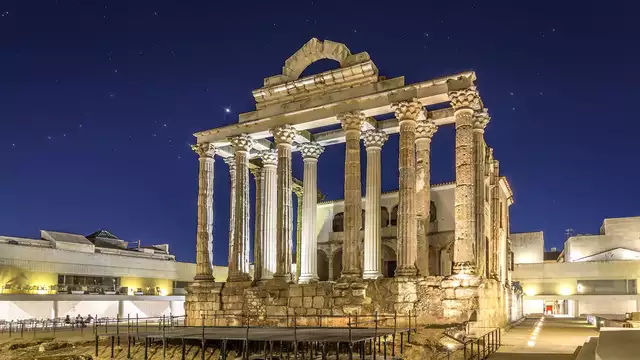 Escapada Romántica con Cava de Bienvenida cerca del Teatro Romano de Mérida