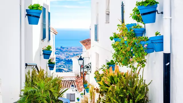 Scopri il fascino della Cala de Mijas in camera superior con cena inclusa
