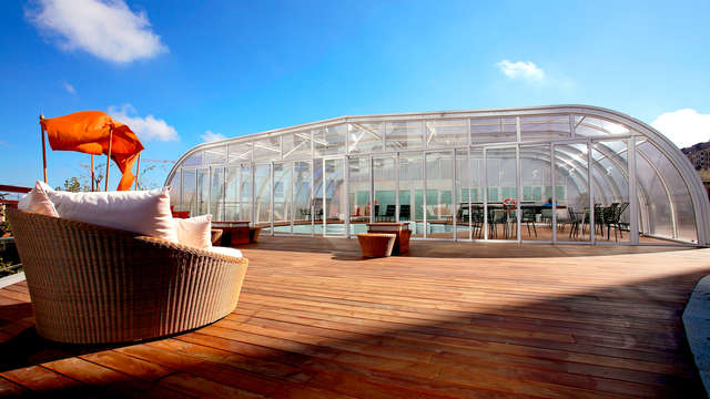 acceso a la piscina exterior cubierta y climatizada