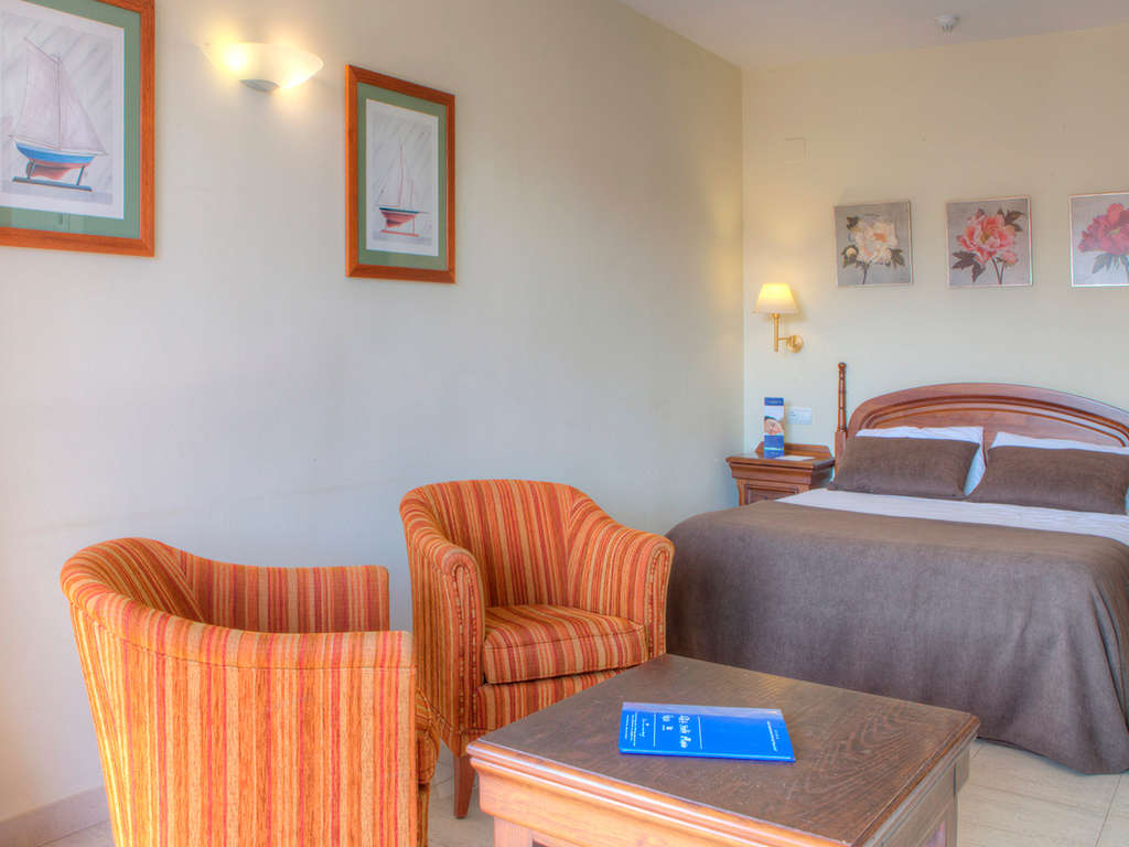 Une escapade relaxante avec vue sur la mer à Sitges, vélos et parking inclus - 4* - 4