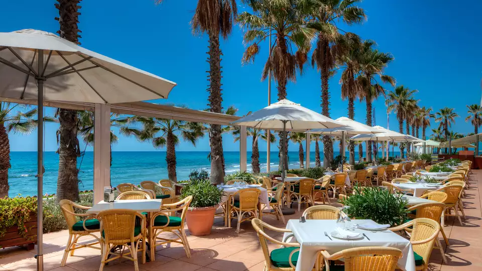 Descubre Sitges en habitacion vista mar con cena spa parking y alquiler de bicis