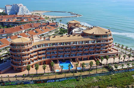 Offre familiale: hébergement enfant inclus dans un appartement supérieur en demi-pension à Sitges