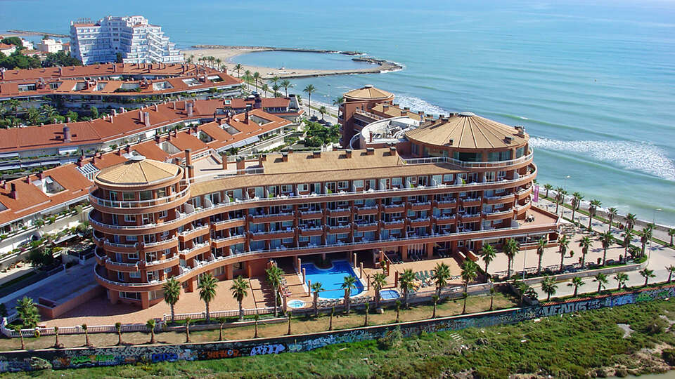 Disfruta del paseo maritimo de Sitges en apartamentos superior y desayuno hasta personas