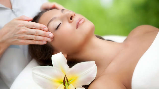 Escapada Sensaciones: Lovebox, bed of roses, cava, bombones, spa y mucho amor