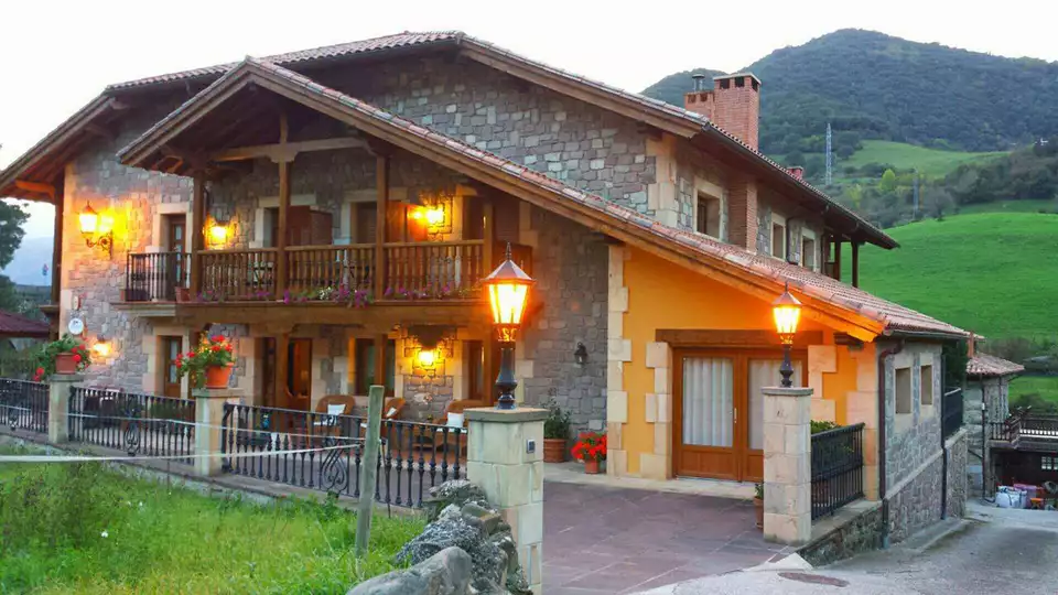 Sibaritas del Norte Cena lebaniega y bodega frente a los Picos de Europa