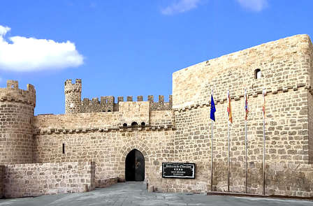 Évasion avec dîner, chocolats et cava dans un château médiéval du XVème siècle (à partir de 2 nuits)