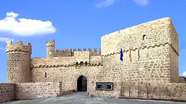 Escapada romántica con bombones y cava en un castillo medieval