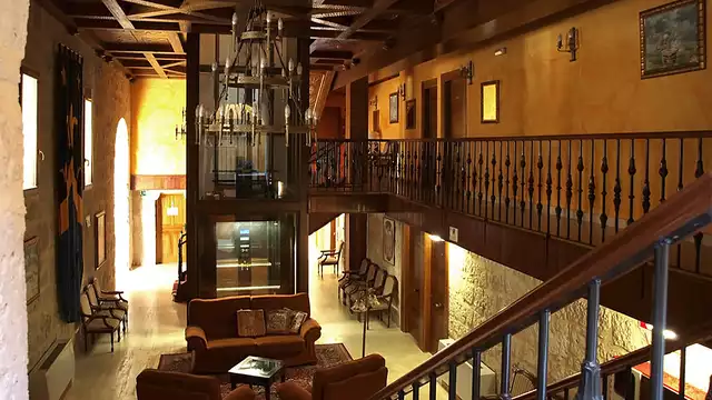 Escapada romántica con bombones y cava en un castillo medieval
