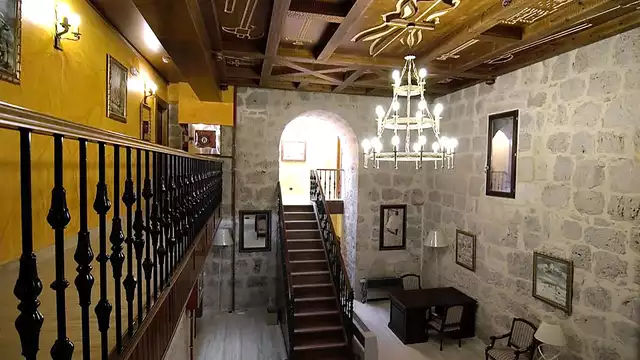 Escapada romántica con bombones y cava en un castillo medieval